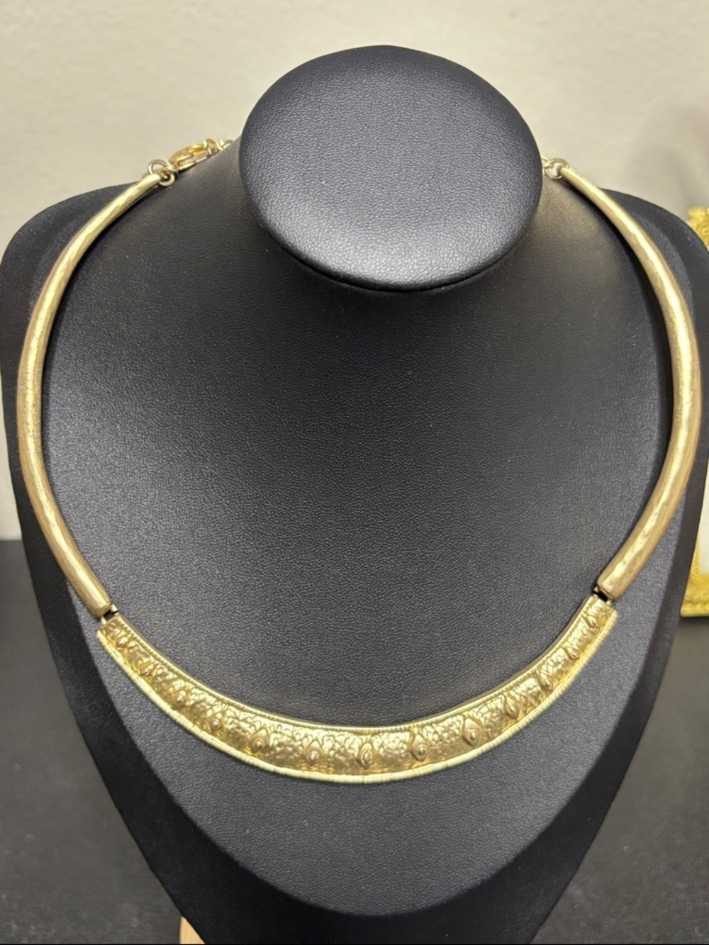 Chico’s Minimalist Hammered Pattern Gild Tone Choker Necklace